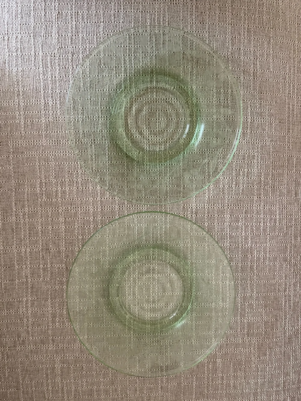“Glowy Glass” 2 Uranium saucers/small plates with pretty etched design - Picture 6 of 7